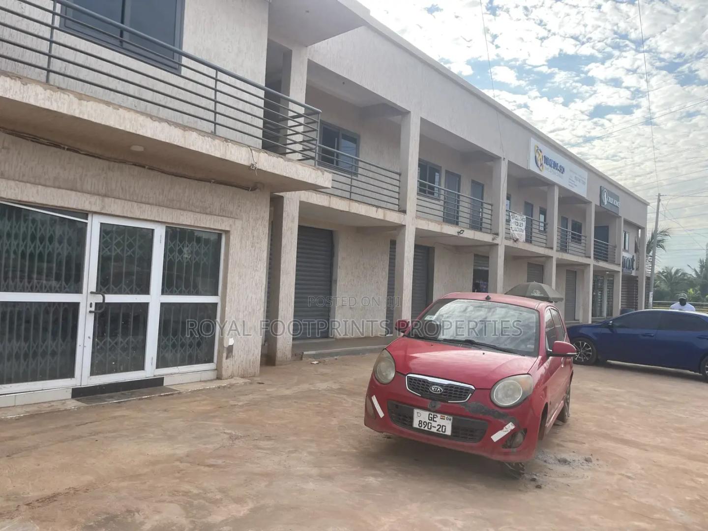 A Spacious Shop/Office Space -  Commercial in Greater Accra, Adjiriganor - Rent
