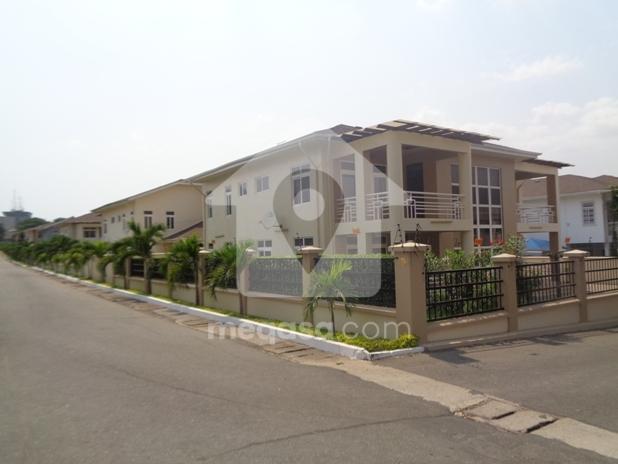5 bedroom furnished townhouse for rent at North Ridge - 5 bedroom House in North Ridge - Rent