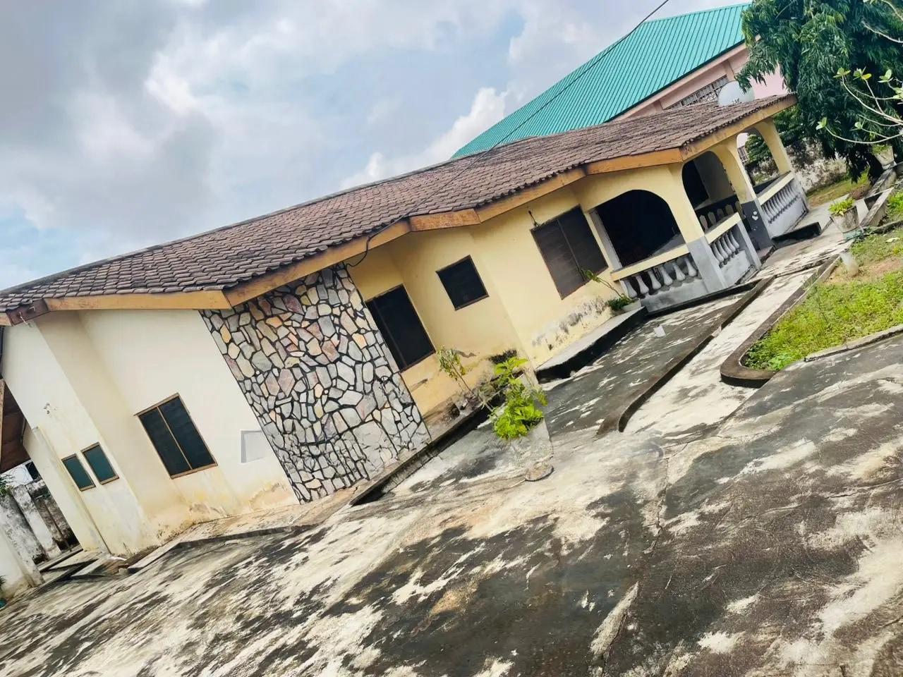 5bdrm House in Madev Realty, Sowutwuom for sale - 5 bedroom House in Greater Accra, Sowutwuom - Sale