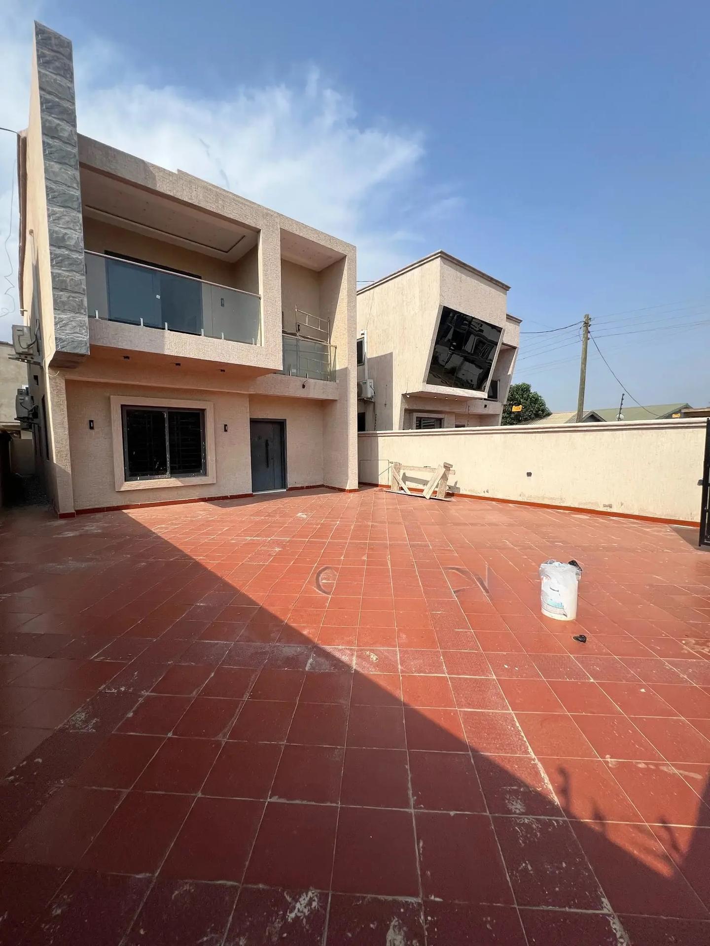 4bdrm Duplex in Lakeside Estates, Ashaley Botwe for sale - 4 bedroom House in Greater Accra, Ashaley Botwe - Sale