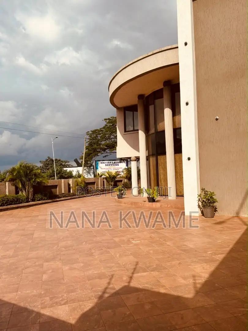We Work 24/7 - Commercial in Ashanti, Kumasi Metropolitan - Rent