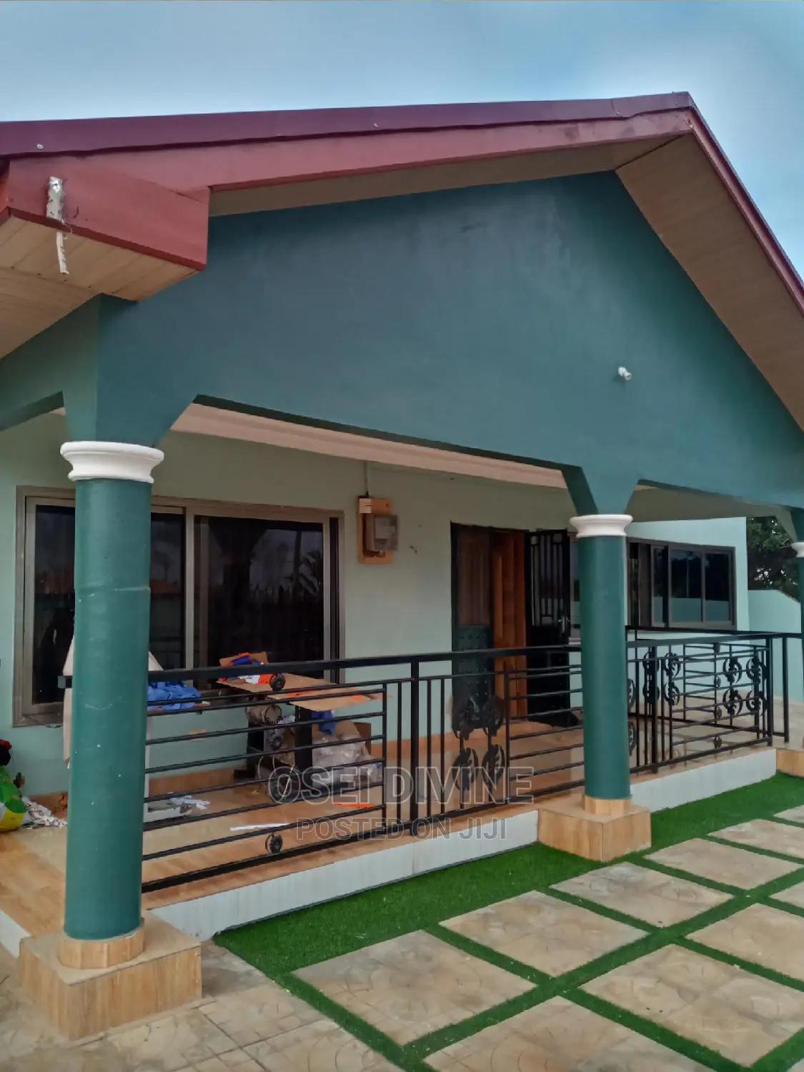 Neat 3-Bedrooms Self Compound Dansoman - Commercial in Greater Accra, Dansoman - Rent