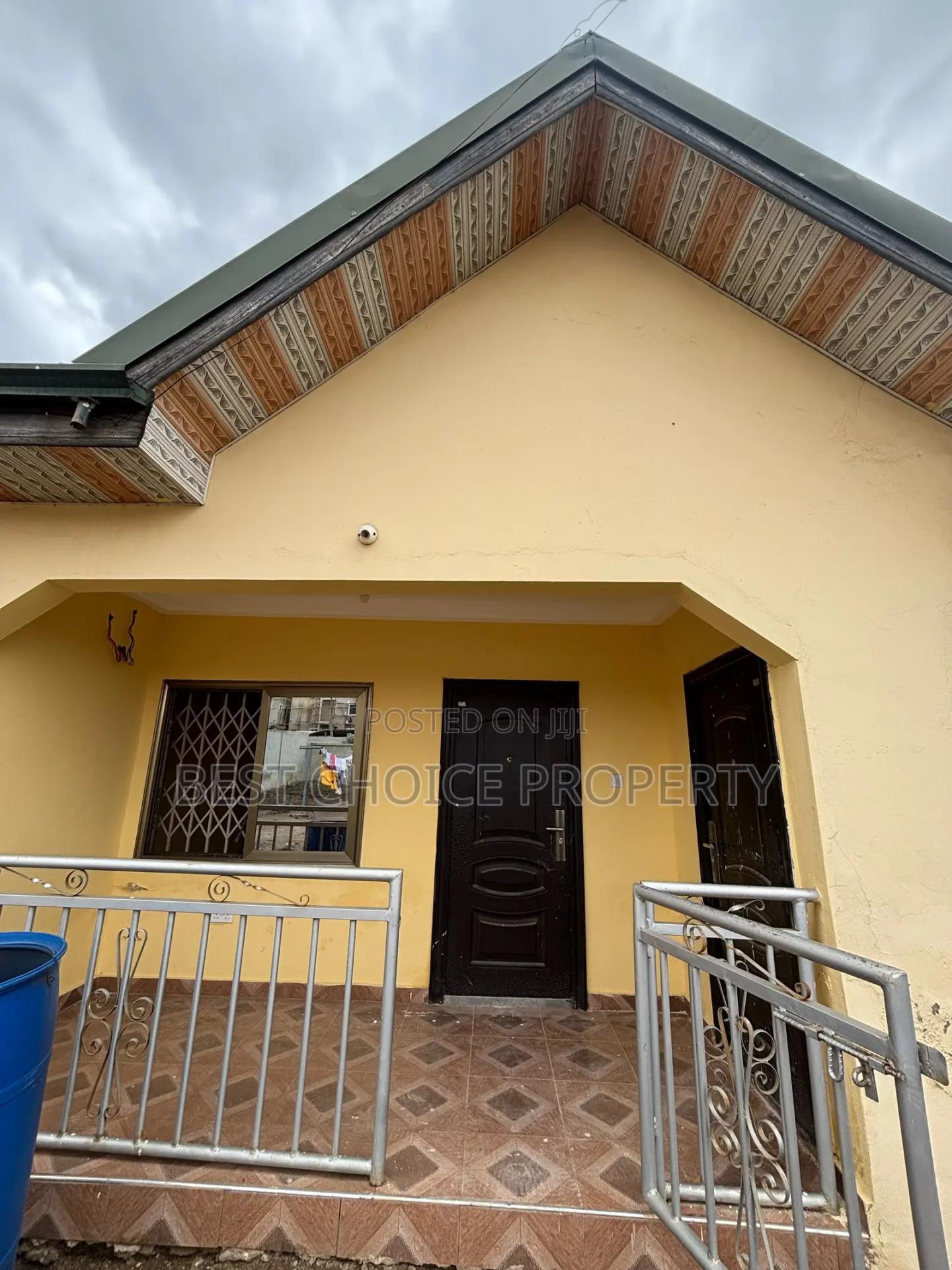 Chamber and Hall Sc Adenta New Legon - Commercial in Greater Accra, Adenta, New Legon - Rent