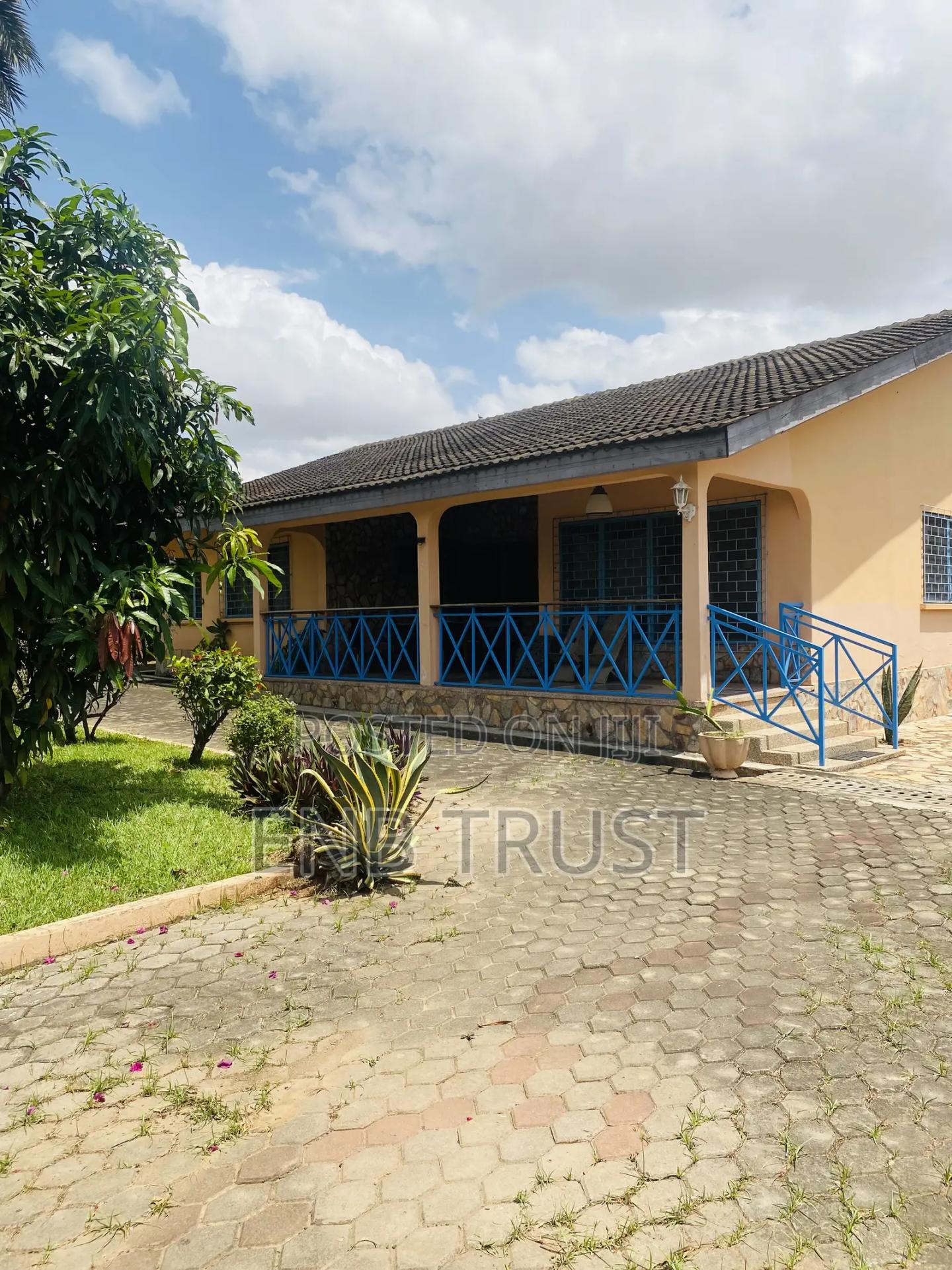 4bdrm House in Cfc Estate for sale - 4 bedroom House in Greater Accra, Dome, CFC Estates - Sale