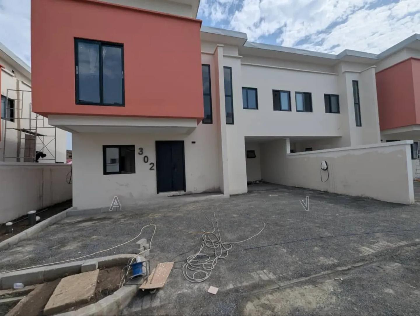 4 Bedrooms Self Compound - 4 bedroom Commercial in Greater Accra, Achimota, The Mall - Sale
