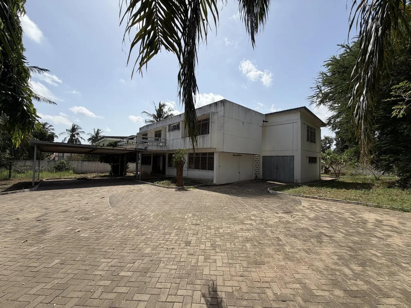 Land With Old Property for Sale at Airport Area - Land in Greater Accra, Accra Metropolitan - Sale