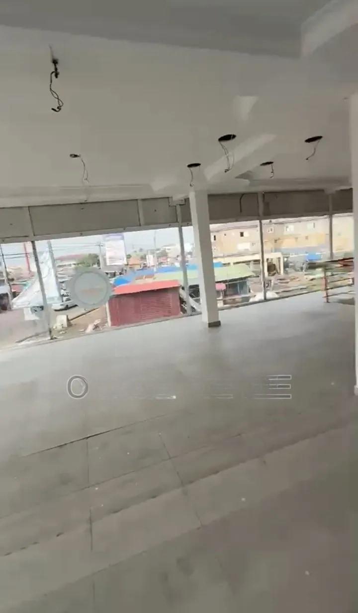 Very Specious Show Room With 3washroom at Spintex Main - Commercial in Greater Accra, Oyarifa, Ghana Flag - Rent