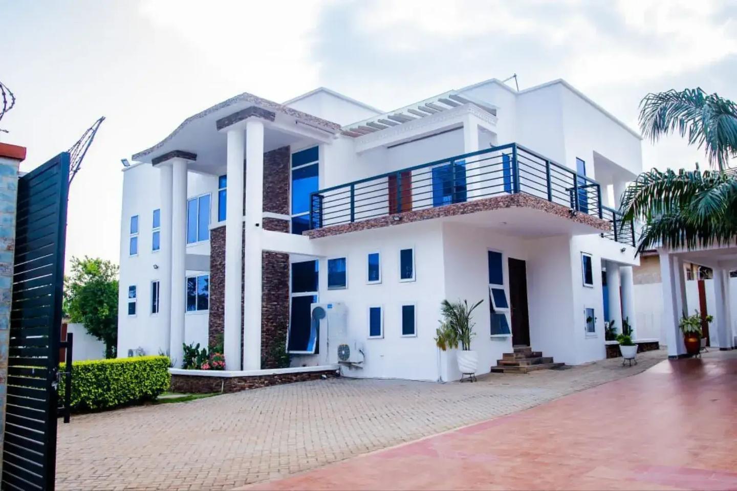 8bdrm House in Seekers Realty, Oyarifa for sale - 8 bedroom House in Greater Accra, Oyarifa - Sale