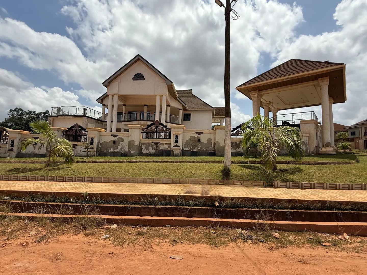 Furnished 7bdrm House in Retede Properties, Kumasi Metropolitan - 7 bedroom House in Ashanti, Kumasi Metropolitan - Rent