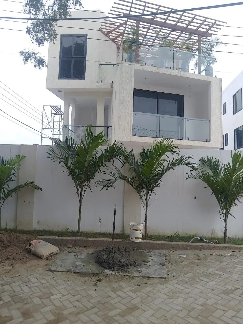 4bdrm Townhouse/Terrace in Labone for sale - 4 bedroom House in Greater Accra, Labone - Sale