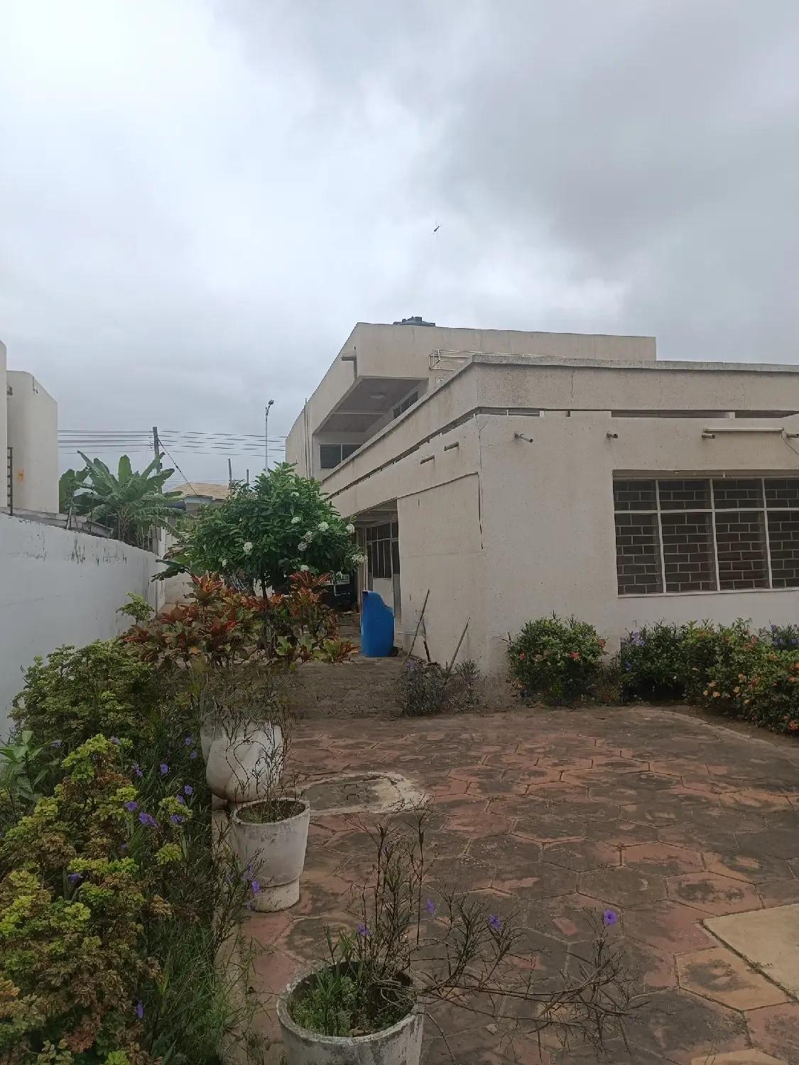 7bdrm House in Seekers Realty, Dzorwulu for sale - 7 bedroom House in Greater Accra, Dzorwulu - Sale