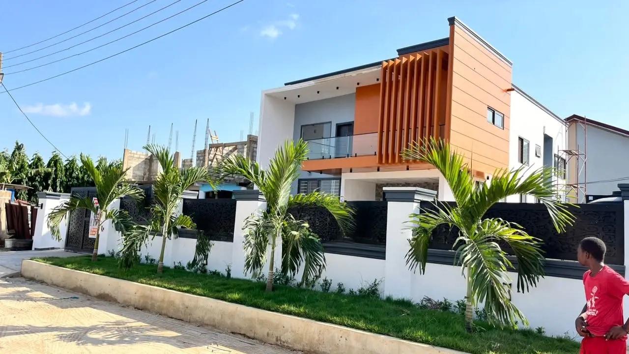 4bdrm Duplex in Tantra Hills for sale - 4 bedroom House in Greater Accra, Tantra Hills - Sale